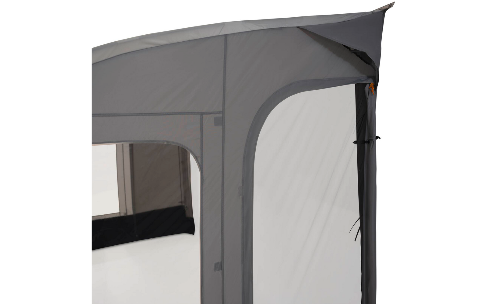 Nahaufnahme einer grauen Zeltwand mit gebogenem Einstieg aus Netzmaterial, sichtbaren Nähten und orangefarbenem Reißverschlussanhänger