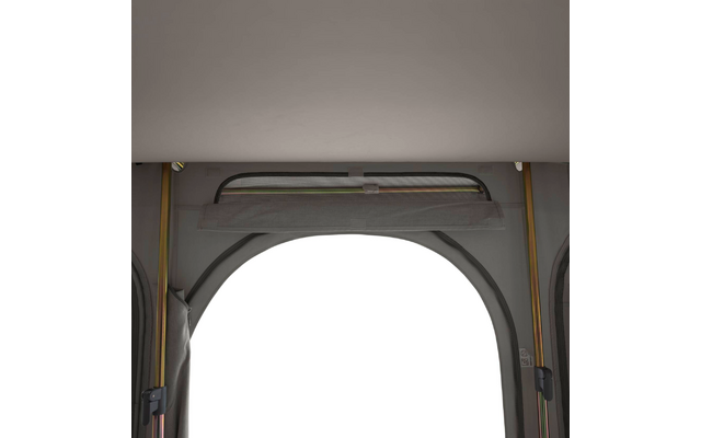 Innenansicht eines bogenförmigen Fensters mit grauem Rahmen, hochgezogener transparenter Abdeckung, schwarzer Querstrebe oben, gelbe Leitungen an den Seiten, weißer Außenbereich