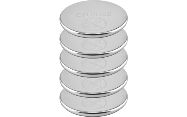 Fünf silberne Knopfzellen übereinandergestapelt, oben Aufdruck 'CR2025' und durchgestrichenes Mülleimer-Symbol sichtbar