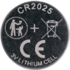 Knoopcel met opschrift "CR2025", pictogram volwassene en kind, plusteken, doorgestreepte vuilnisbak, CE‑markering, "3V LITHIUM CELL"