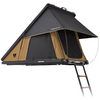 Aufgeklapptes schwarzes und braunes Dachzelt auf schwarzer Basis, spitzes Dach, offene vordere Eingangsöffnung mit Netz und ausgezogener Leiter