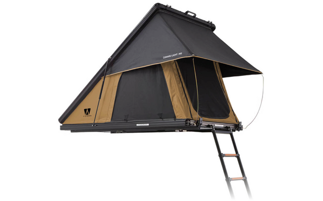 Aufgeklapptes schwarzes und braunes Dachzelt auf schwarzer Basis, spitzes Dach, offene vordere Eingangsöffnung mit Netz und ausgezogener Leiter