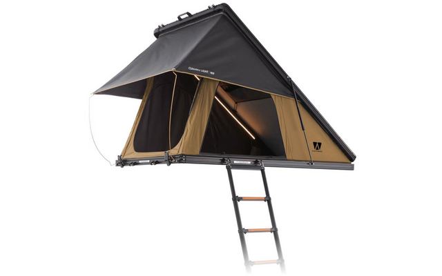 Aufgeklapptes Dachzelt in Schwarz und Beige auf Hartschale, mit ausgezogener Leiter, zwei Eingängen und Innenbeleuchtung