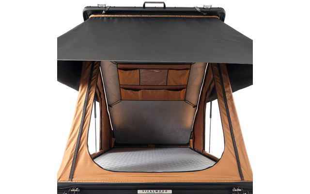 Geöffnetes rechteckiges Gestell mit schwarzem Überdach, braunen Seitenteilen, grauem gepolstertem Boden und drei braunen Innentaschen