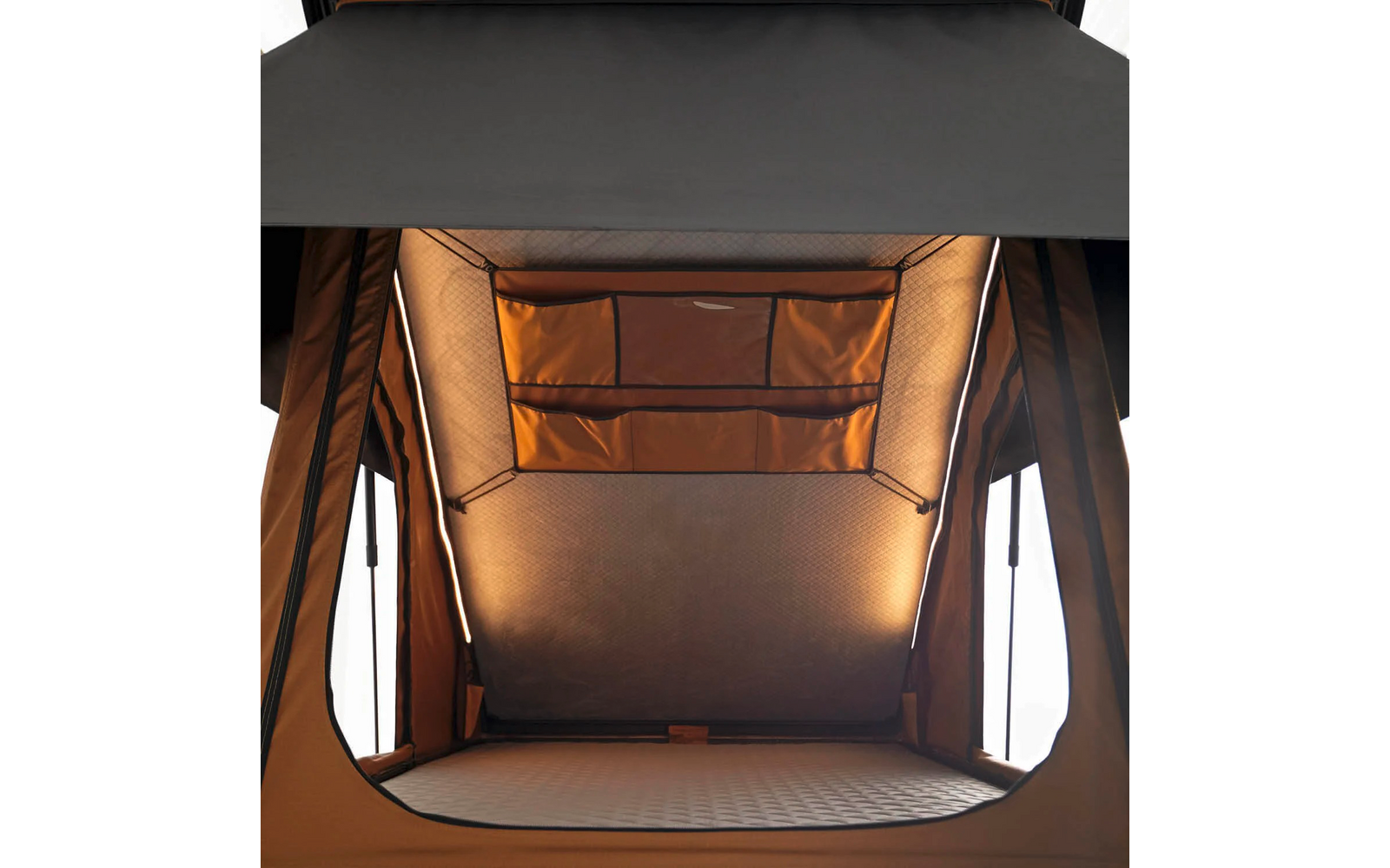 Orangebraune, rechteckige Stoffkabine mit gesteppter, gepolsterter Liegefläche am Boden, rechtesckigem Stofffach an der Rückwand, seitlichen weißen Fensteröffnungen, schmalen Lichtstreifen entlang der Innenkanten und schwarzer Plane oben