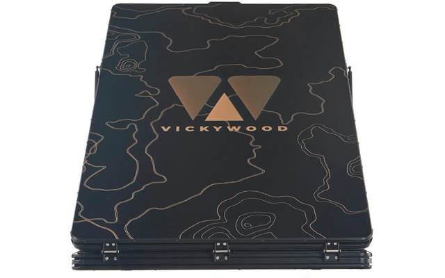 Gefaltetes schwarzes Bühnenpodest mit goldenen Konturlinien, dreieckigem Logo und Text 'VICKYWOOD', sichtbare Scharniere an der Vorderkante