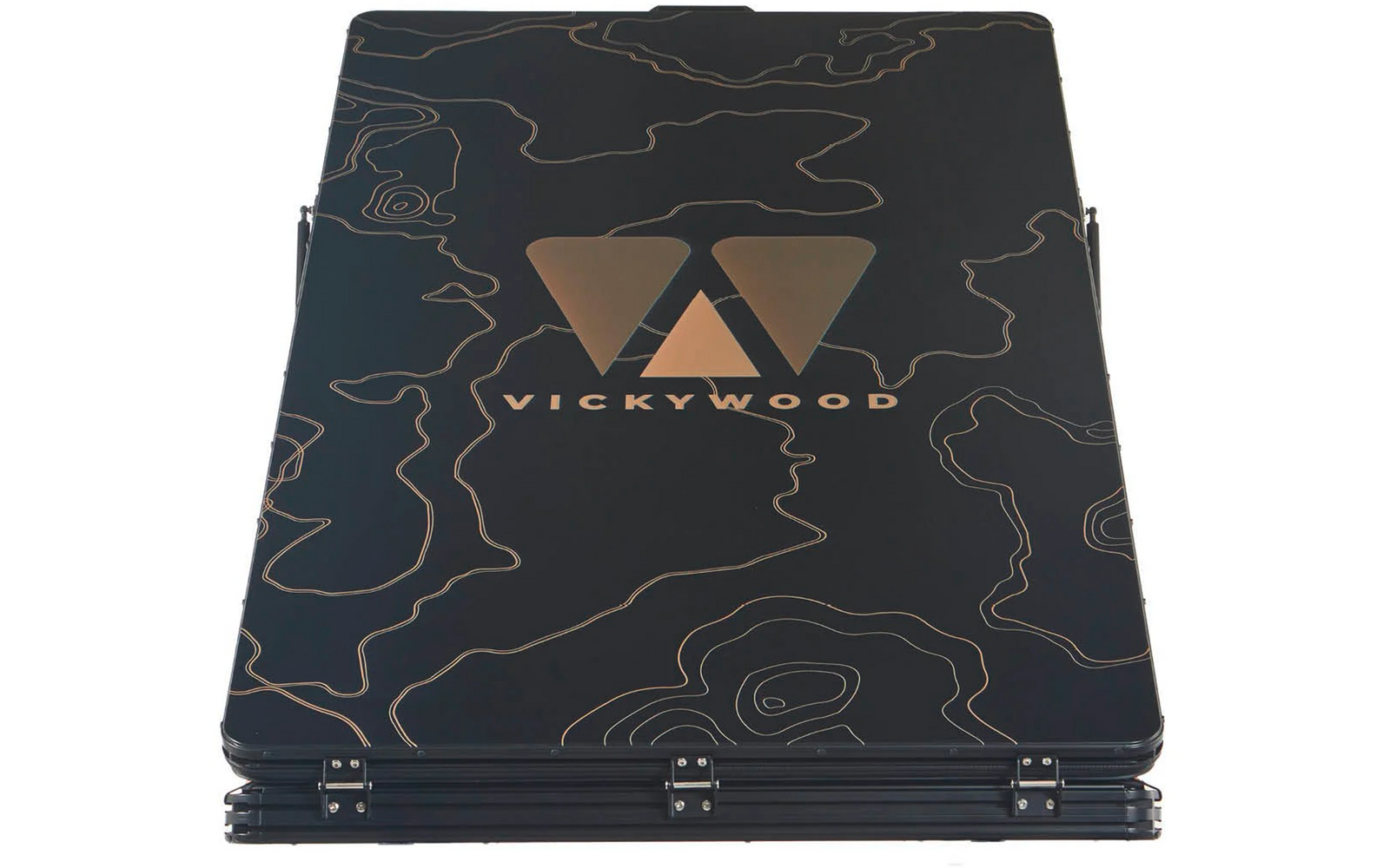 Gefaltetes schwarzes Bühnenpodest mit goldenen Konturlinien, dreieckigem Logo und Text 'VICKYWOOD', sichtbare Scharniere an der Vorderkante