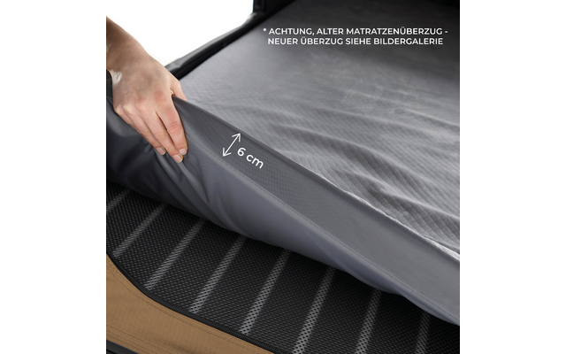 Hand hebt graue Matratzenschutzhülle an, weiße Pfeilmarkierung ‚6 cm‘ sichtbar, schwarze gestreifte Matratzenfläche mit brauner Kante, weißer Hinweistext oben rechts: 'ACHTUNG, ALTER MATRATZENÜBERZUG - NEUER ÜBERZUG SIEHE BILDERGALERIE'