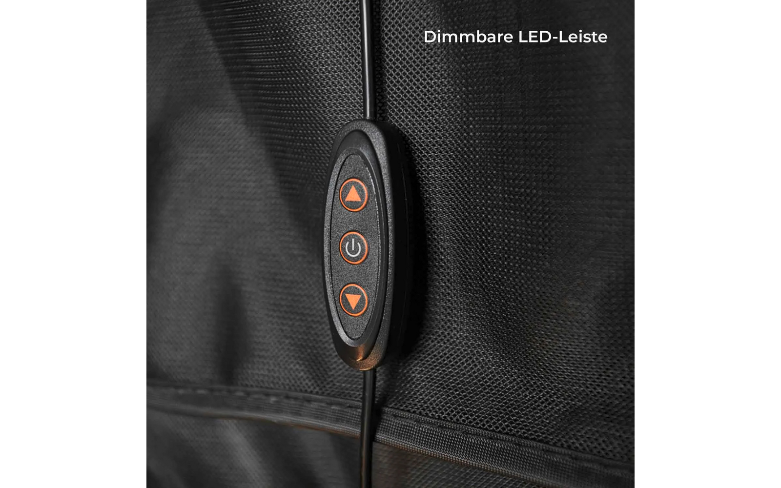 Schwarzer ovaler Schalter mit drei orangefarbenen Symbolen (aufwärtspfeil, Ein/Aus-Kreis, abwärtspfeil) an schwarzem Kabel vor strukturiertem schwarzem Stoff; oben rechts weißer Text 'Dimmbar LED-Leiste'