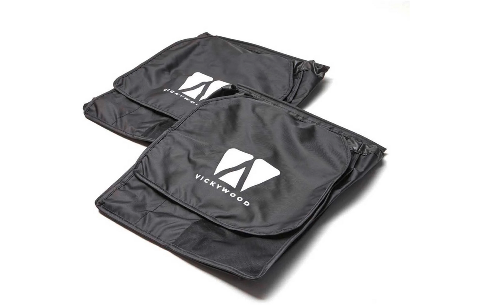 Zwei schwarze rechteckige Stoffhüllen mit Reißverschlüssen und Klappen, weißes VICKYWOOD-Logo, auf weißem Hintergrund