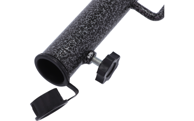 Nahaufnahme eines schwarz‑grau gesprenkelten Metallrohrs mit offenem rundem Ende, Schraubbolzen, schwarzem Sternknauf und angehängter Kunststoffkappe