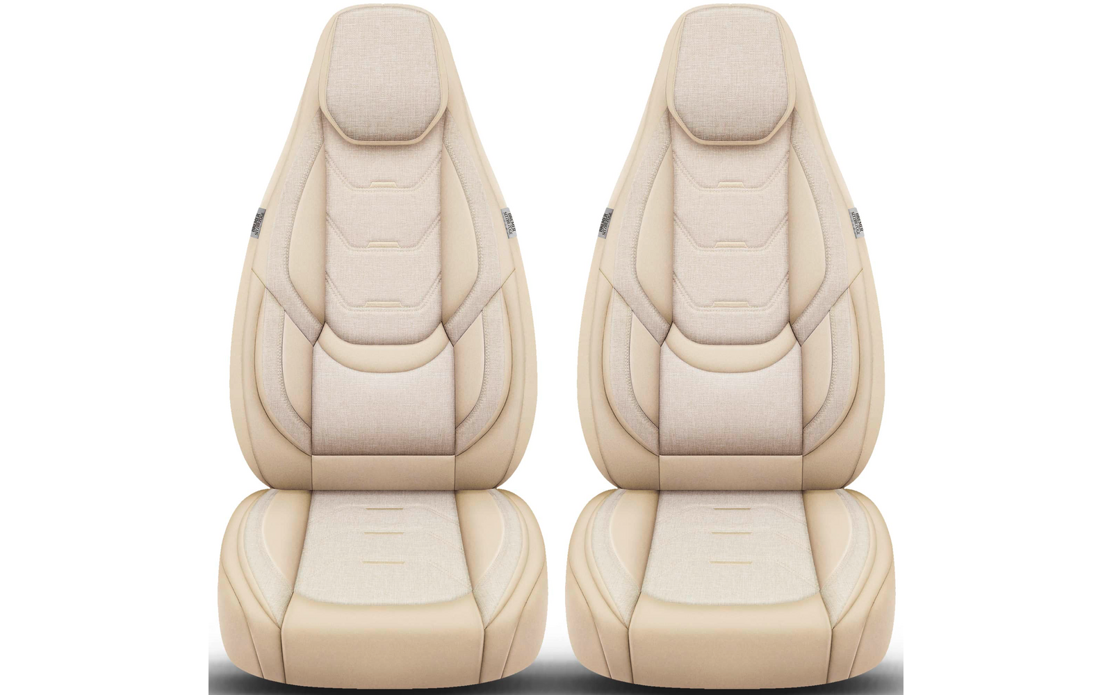 Zwei beige Autositze nebeneinander, gepolstert mit integrierten Kopfstützen, auf weißem Hintergrund