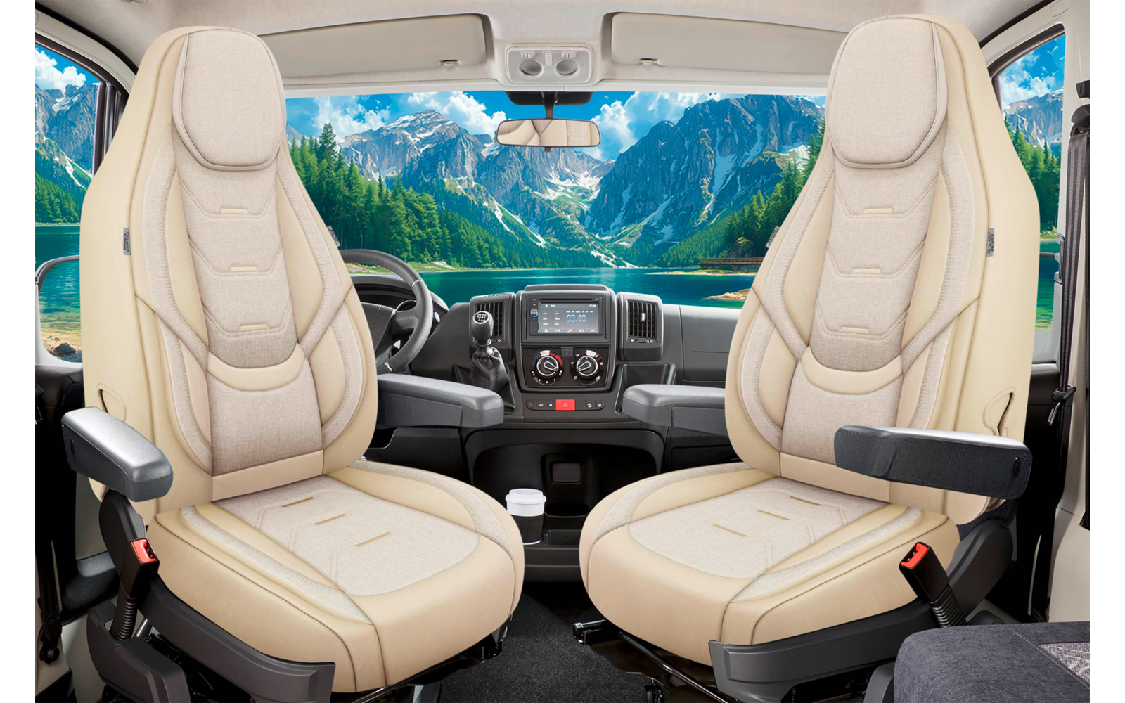 Innenraum einer Fahrzeugkabine mit zwei beigen Vordersitzen, Armlehnen, Lenkrad, Armaturenbrett und großer Windschutzscheibe mit Blick auf See und Berge