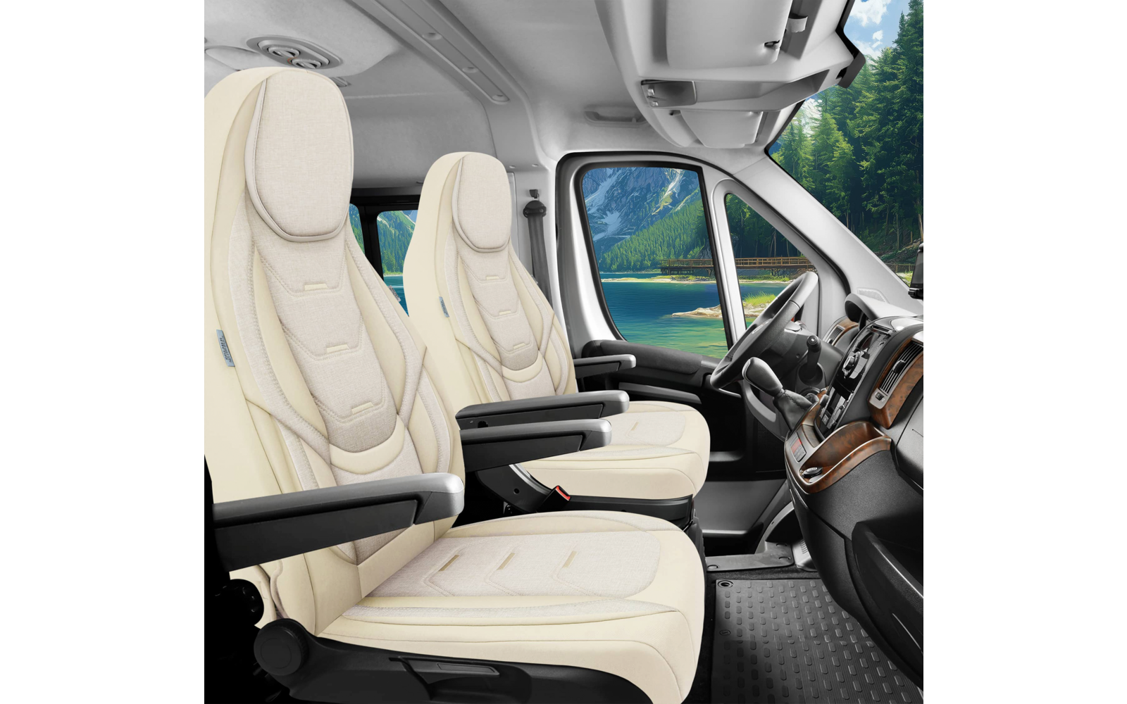 Vorderer Innenraum eines Fahrzeugs mit zwei beigen Ledersitzen mit Armlehnen, Lenkrad, Armaturenbrett mit Holzdekor, Gummifußmatte und seitlichem Fenster mit Blick auf See, Berge und Wald