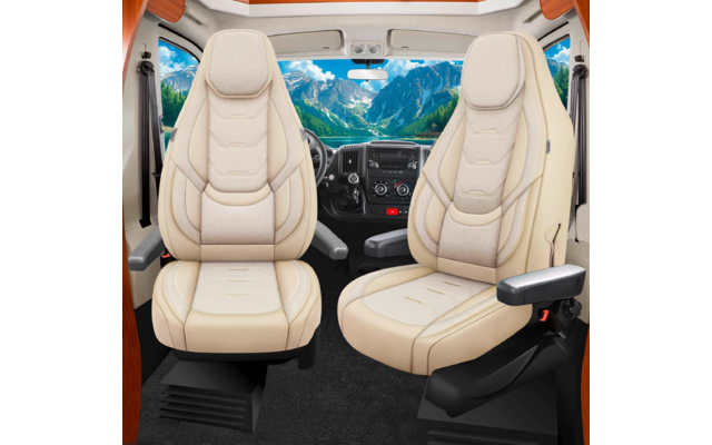 Fahrzeuginnenraum mit zwei beigefarbenen drehbaren Sitzen, Armlehnen, Armaturenbrett und durch die Frontscheibe sichtbarer Berglandschaft