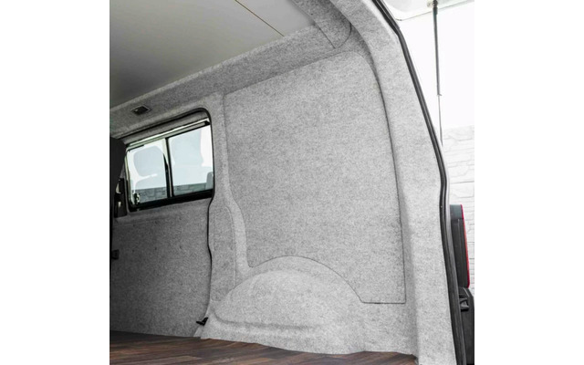 Innenraum eines Lieferwagens mit grauer Filzverkleidung, sichtbar abgedeckte Radkastenverkleidung, Holzboden und offene Seitentür