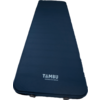 Dunkelblaue, ausgerollte Isomatte mit weißer Aufschrift "TAMBU connect to nature" und zwei Ventilen am unteren Ende