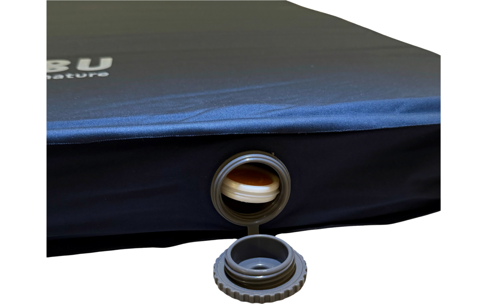 Dunkelblaue flache Matte mit rundem offenem Ventil und abgelegtem Schraubverschluss