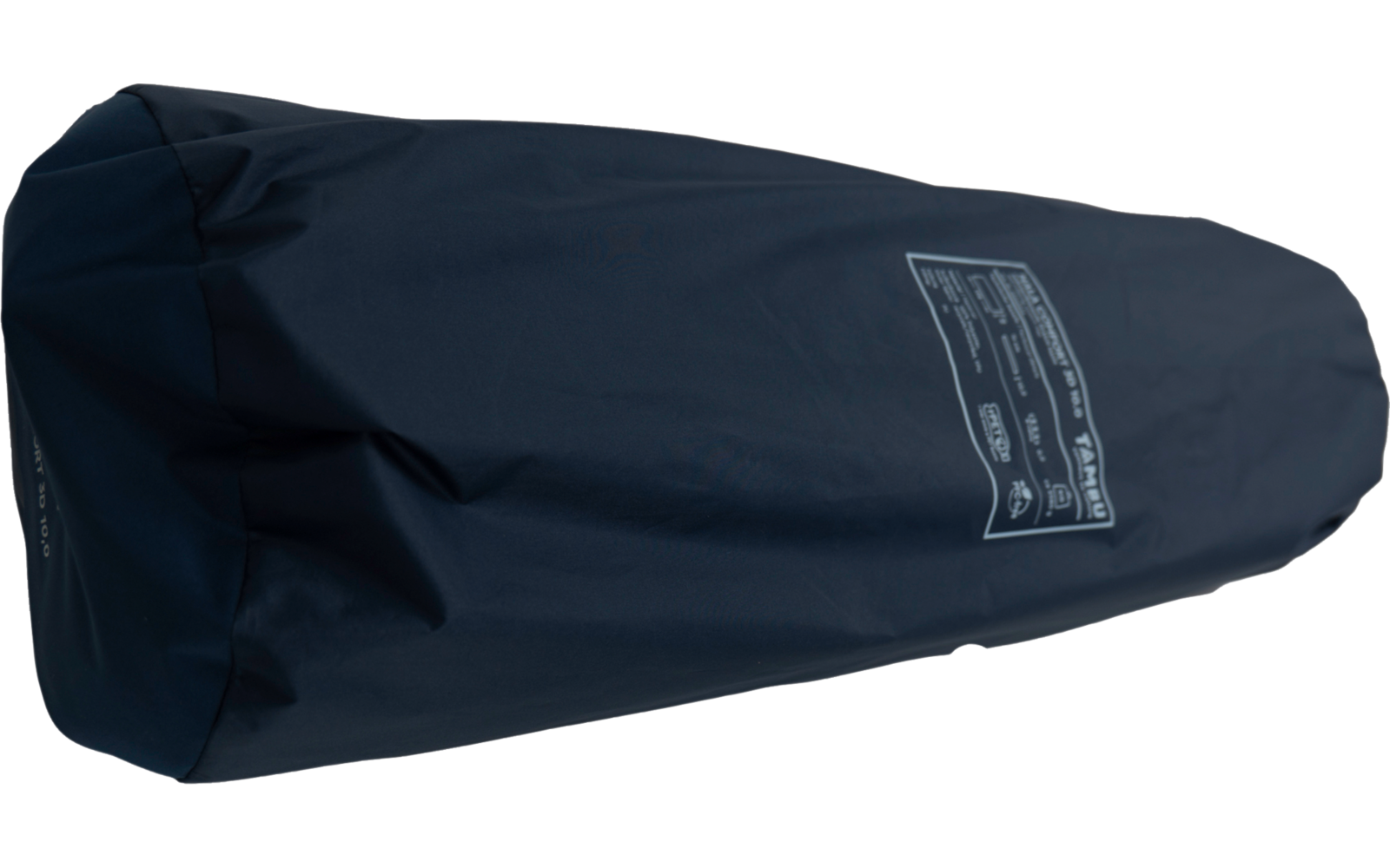 Dunkelblauer, zylindrischer Packsack aus Stoff mit weißer Aufschrift, liegend auf weißem Hintergrund