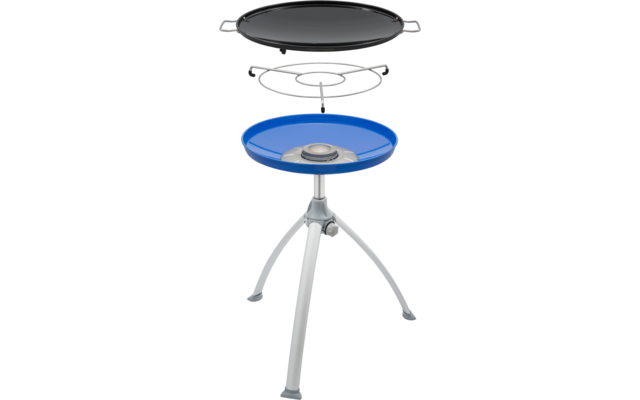 Schwarze flache Pfanne mit Griffen über einem Metallring; darunter eine blaue runde Schale mit mittigem Brenner und ein graues Dreibein mit Stellknopf