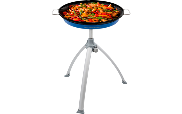 Runde blaue Pfanne mit zwei Griffen auf dreibeinigem silbernen Ständer, gefüllt mit roten und gelben Paprikastreifen, grünen Streifen und braunen Stücken