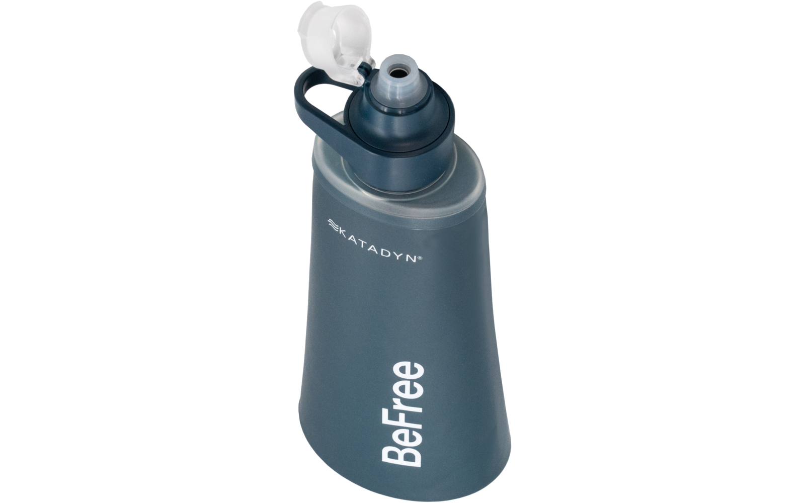 Grau-blaues, kegelförmiges Behältnis mit offenem transparentem Klappdeckel, sichtbare zylindrische Öffnung und weiße Aufschriften 'BeFree' und 'Katadyn'