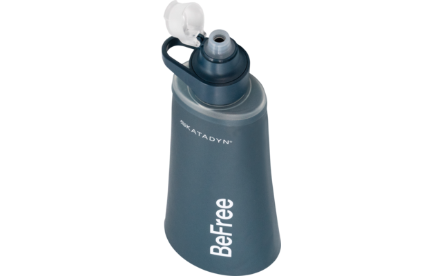 Grau-blaues, kegelförmiges Behältnis mit offenem transparentem Klappdeckel, sichtbare zylindrische Öffnung und weiße Aufschriften 'BeFree' und 'Katadyn'