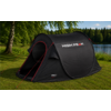 Zwart pop-up tent met wit-rood "HIGH PEAK"-logo en rode scheerlijnen, open ingang, op gras bij een meer, bomen en blauwe lucht op de achtergrond