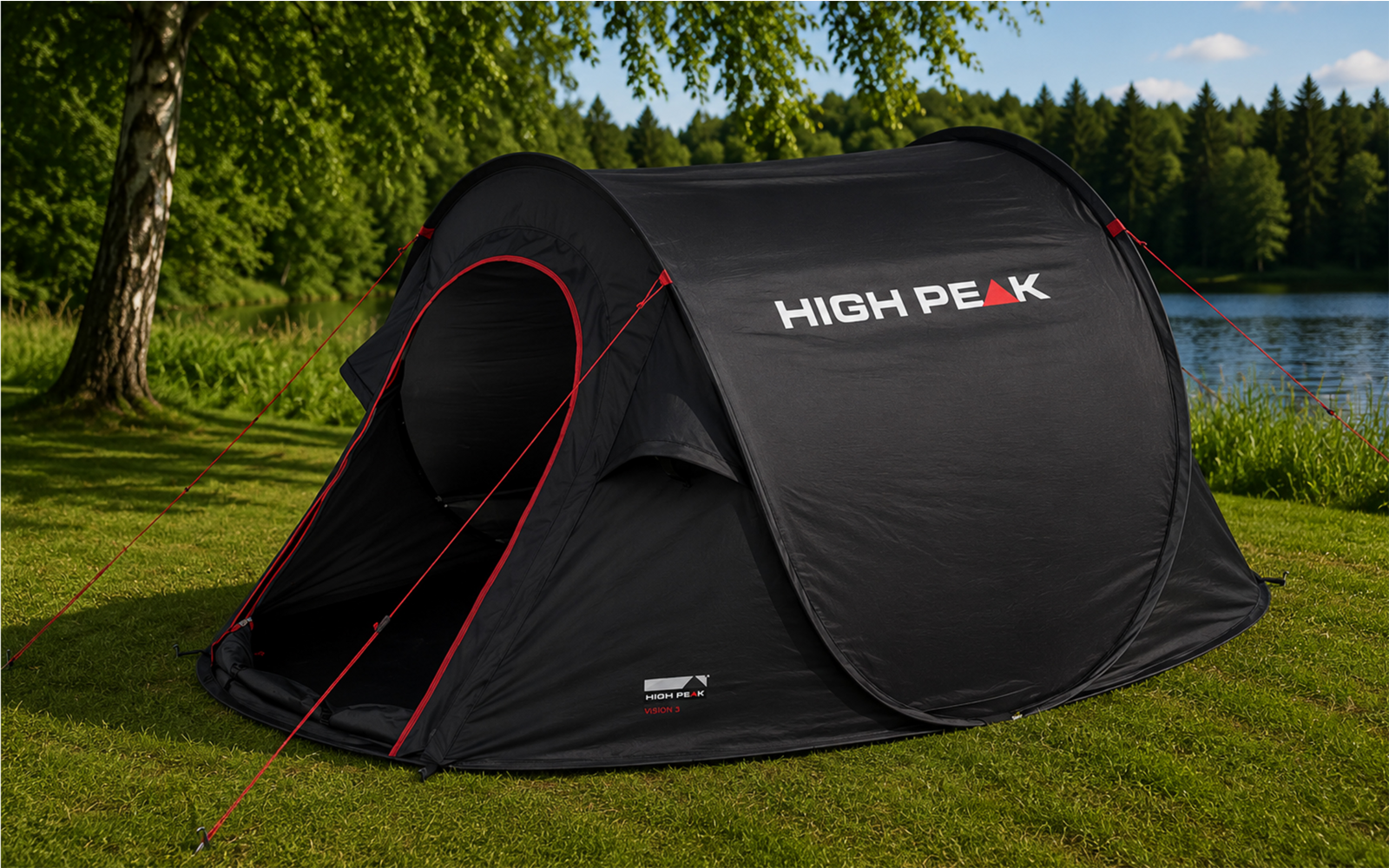 Zwart pop-up tent met wit-rood "HIGH PEAK"-logo en rode scheerlijnen, open ingang, op gras bij een meer, bomen en blauwe lucht op de achtergrond