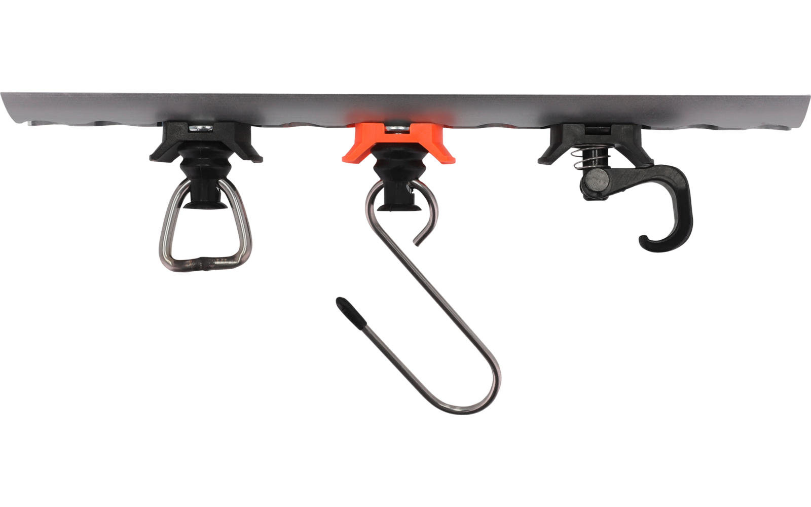 Schwarze Leiste mit drei hängenden Metallteilen: links ovaler Ring, Mitte S‑förmiger Haken mit orangefarbener Klemme, rechts geschwungener Haken