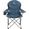 Blauer Campingstuhl mit Armlehnen und klappbarem Metallgestell