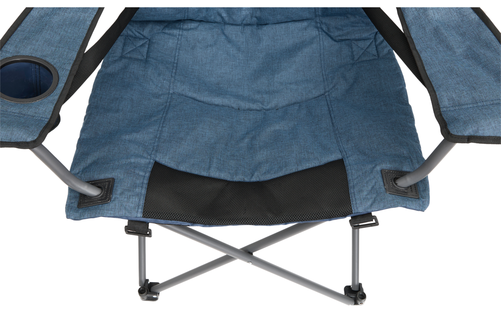 Blauer Rucksack offen auf einem grauen Campingstuhl