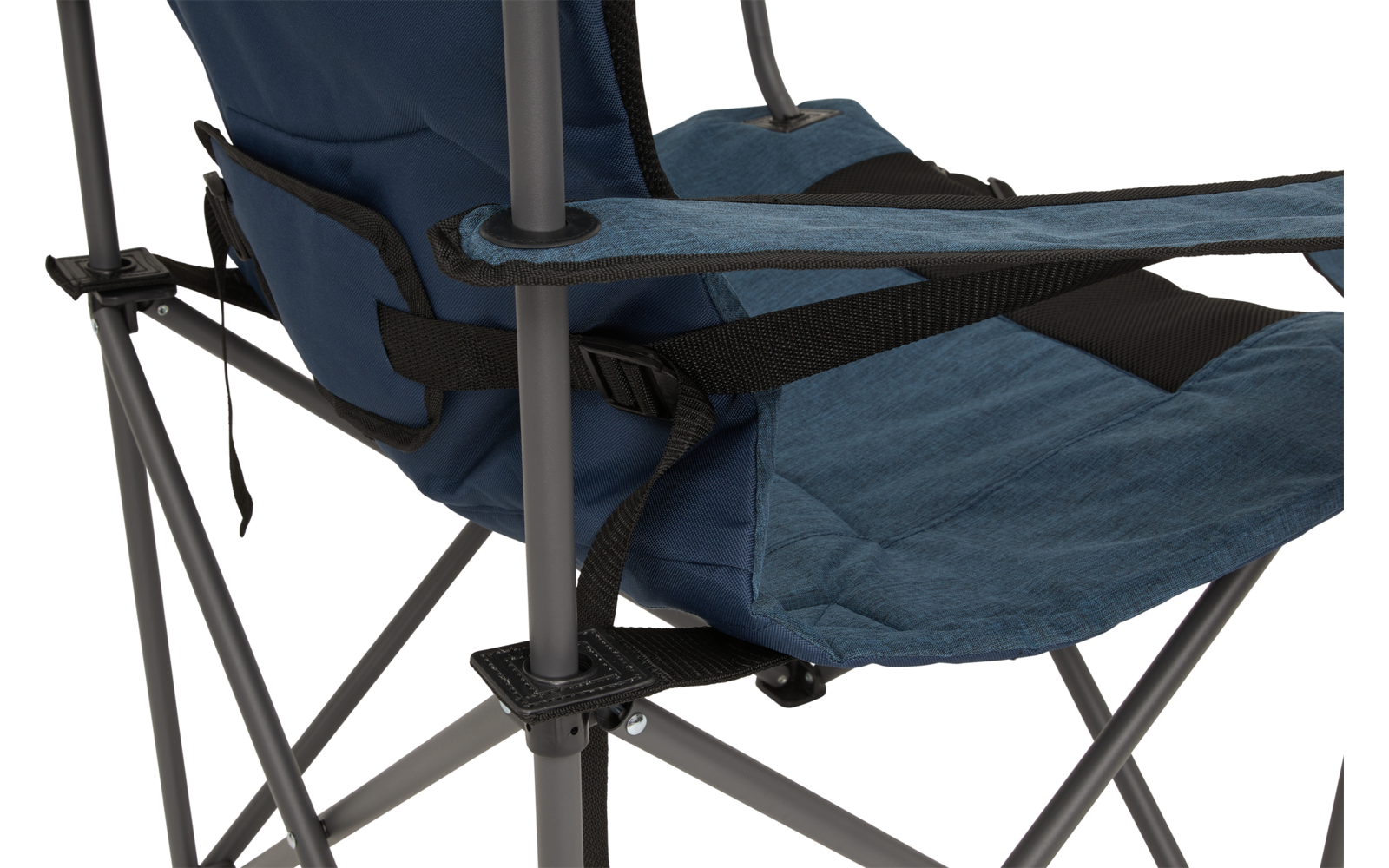 Teilansicht eines blauen Klappstuhls mit Metallgestell, Stoffsitz, Armlehne und Gurt