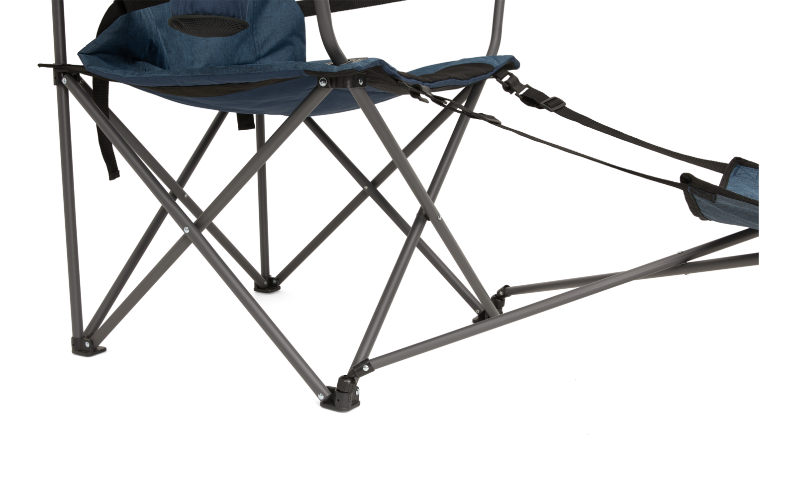 Unterer Teil eines blauen Stoff-Klappstuhls mit grauem Metallgestell und gekreuzten Streben auf weißem Hintergrund