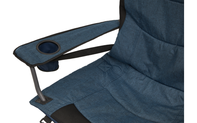 Nahaufnahme eines blau gepolsterten Stuhlsitzes mit Armlehne und Getränkehalter