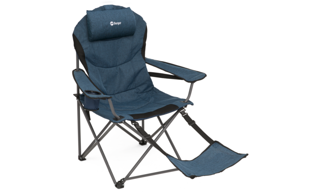 Blauer klappbarer Stoffstuhl mit gepolstertem Nackenkissen, Armlehnen, Getränkehalter an einer Seite, schwarzem Metallgestell und ausgezogener Fußstütze