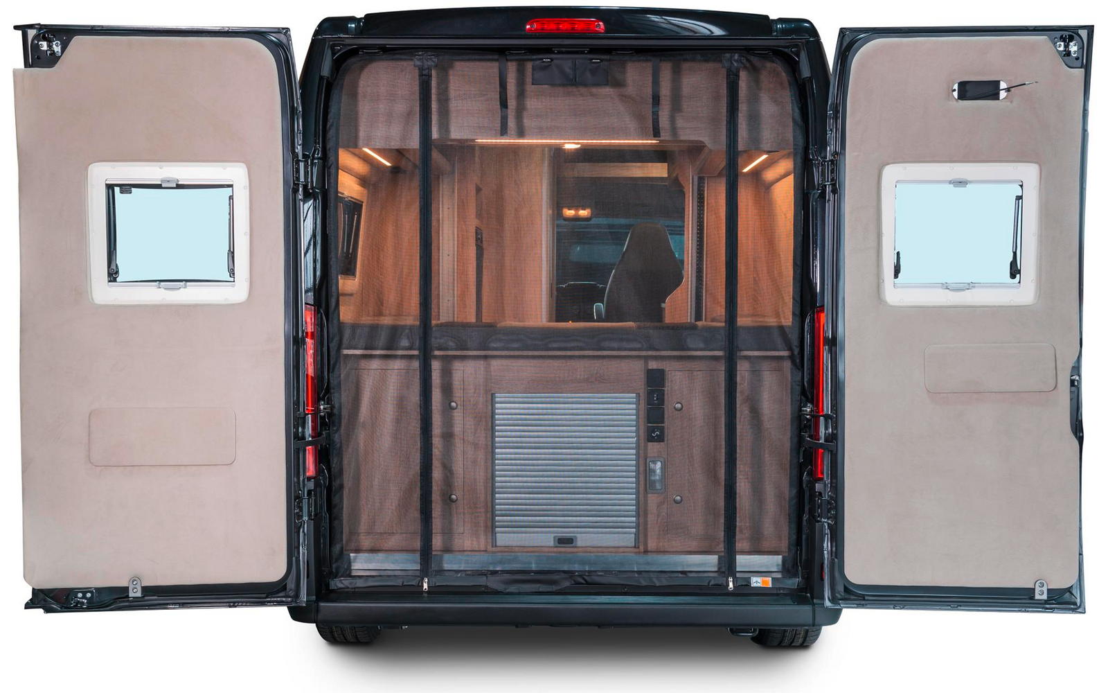 Geöffnete Heckklappe eines Fahrzeugs mit einer Moskitotür