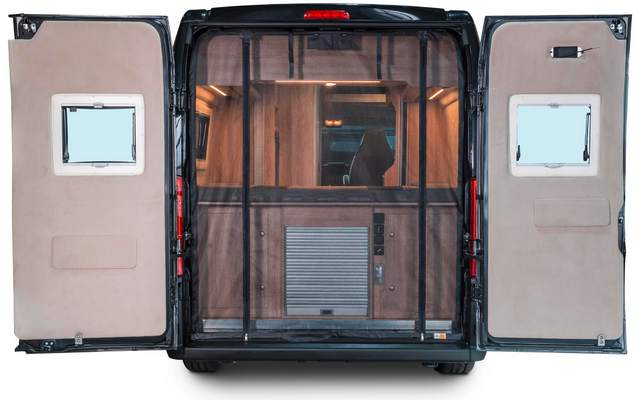 Geöffnete Heckklappe eines Fahrzeugs mit einer Moskitotür