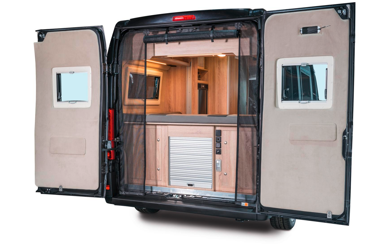 Geöffnete Hecktüren eines Wohnmobils mit Blick auf Innenraum und Küchenschränke