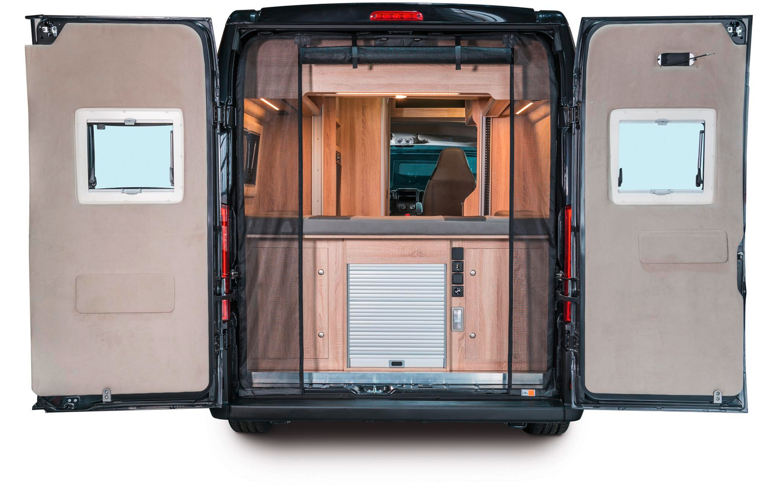 Offener Transporter mit sichtbarem Holzregal und Kartons im Laderaum