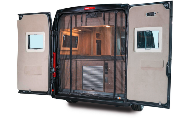 Offener Lieferwagen mit seitlich geöffneten Türen und sichtbar eingebautem Moskitonetz und Innenausbau