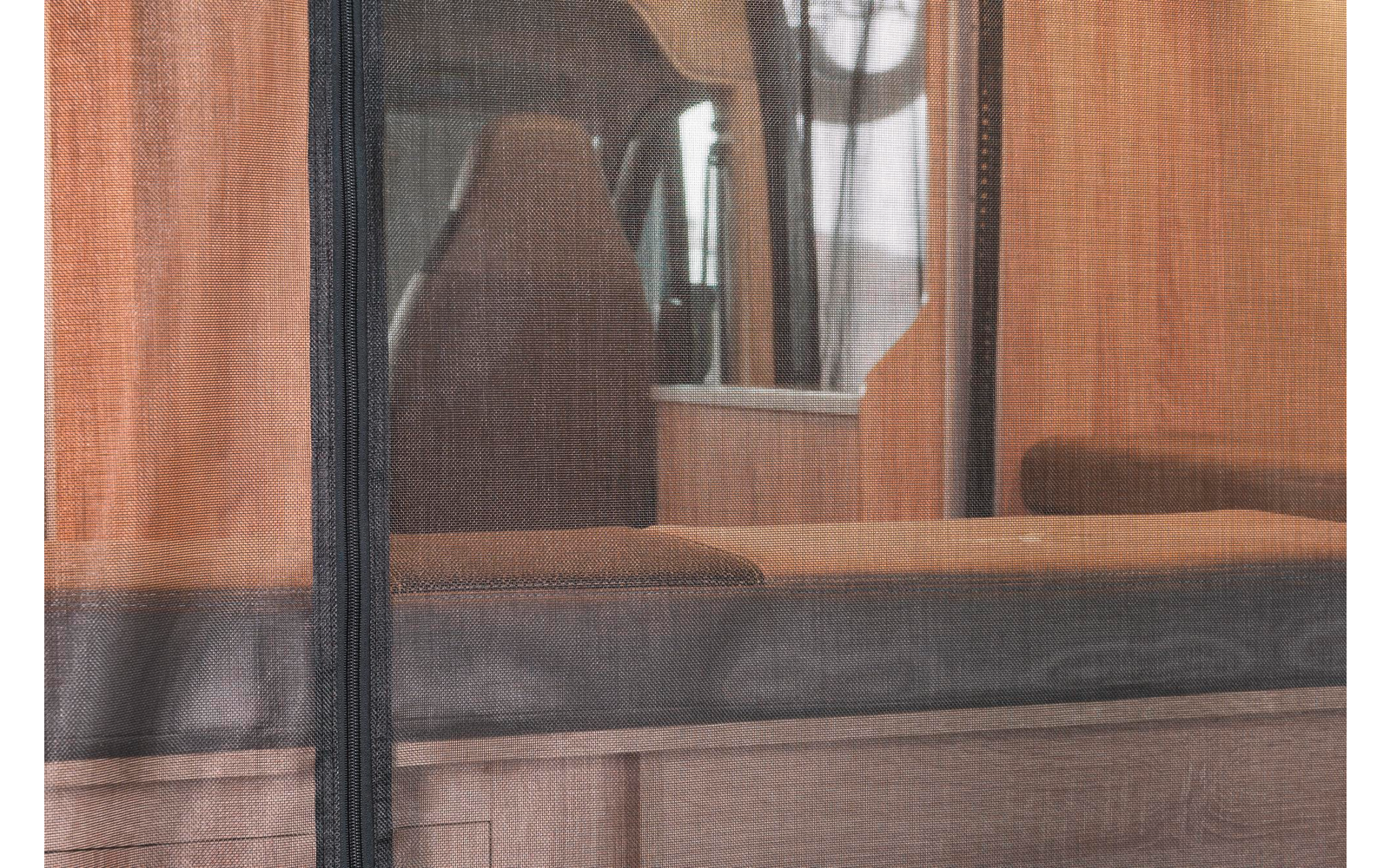 Innenraum eines Autos mit Sitz und Fenster