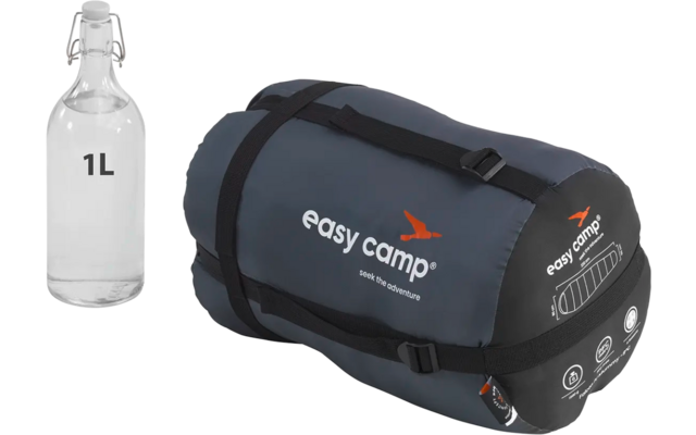 Een waterfles van 1 liter naast een zwarte en grijze sporttas met een oranje logo