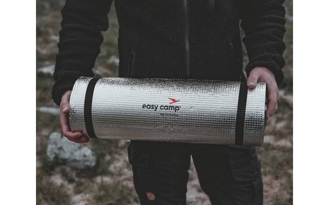 Person hält eine silberne Metallflasche mit rotem Aufdruck in beiden Händen