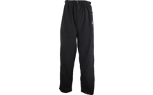 Schwarze Jogginghose vor weißem Hintergrund