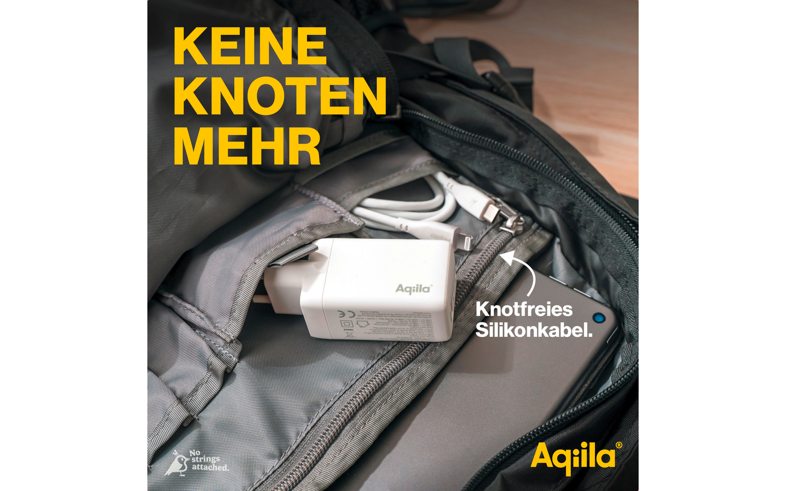 Open rugzak met een witte Qi-laadbox en een zwarte opgerolde kabel binnenin