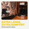 Een laptop is verbonden met een stopcontact via een witte kabel. Op het scherm staat in oranje tekst: Extra lengte, extra comfort, ideaal voor laptops