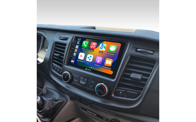 Mittelkonsole eines Fahrzeugs mit Touchscreen, der bunte App-Symbole zeigt; Regler, Knöpfe und Lüftungsöffnungen