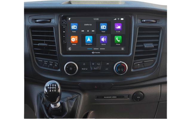 Mittelkonsole eines Autos mit großem Touchscreen mit App-Symbolen, Luftschlitzen, Drehreglern für Klima und Handschalthebel mit Schaltmuster