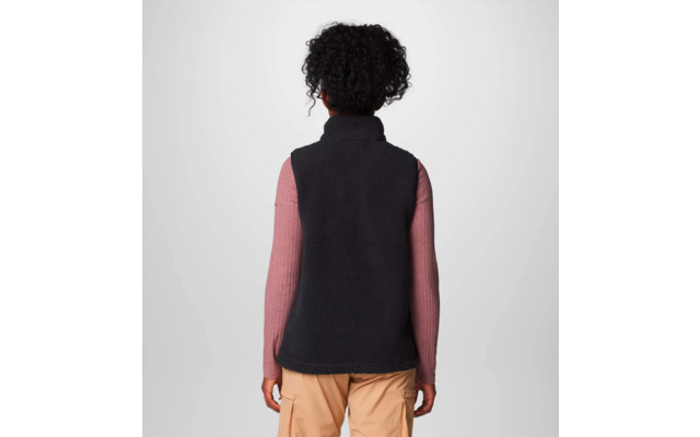 Person von hinten, trägt schwarzen dünnen Pullover und beige Hose